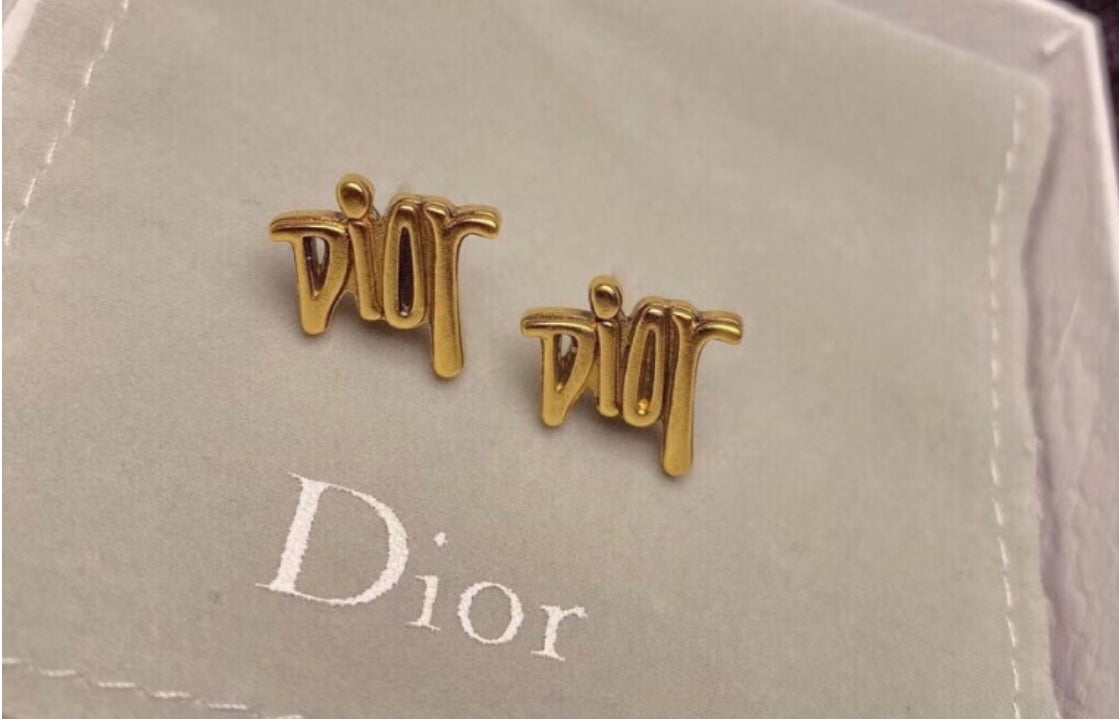 Dio lettering gold earrings
