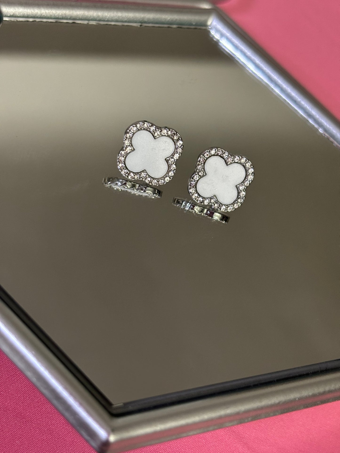 Clover earring white and silver