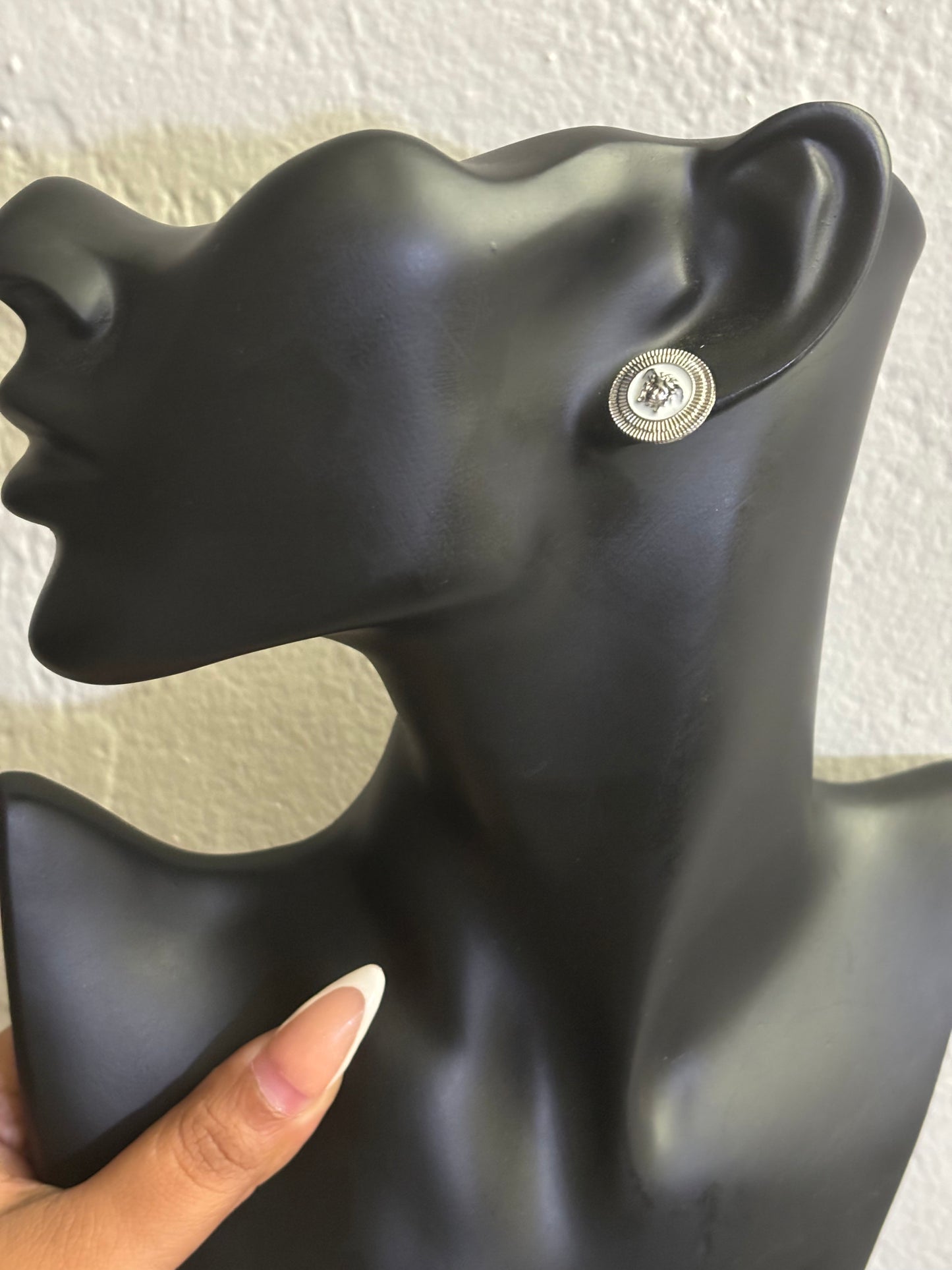 Versa circle white and silver earrings