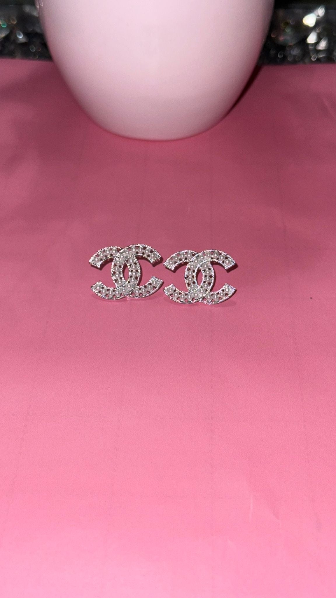 Medium Cc silver pearl earrings