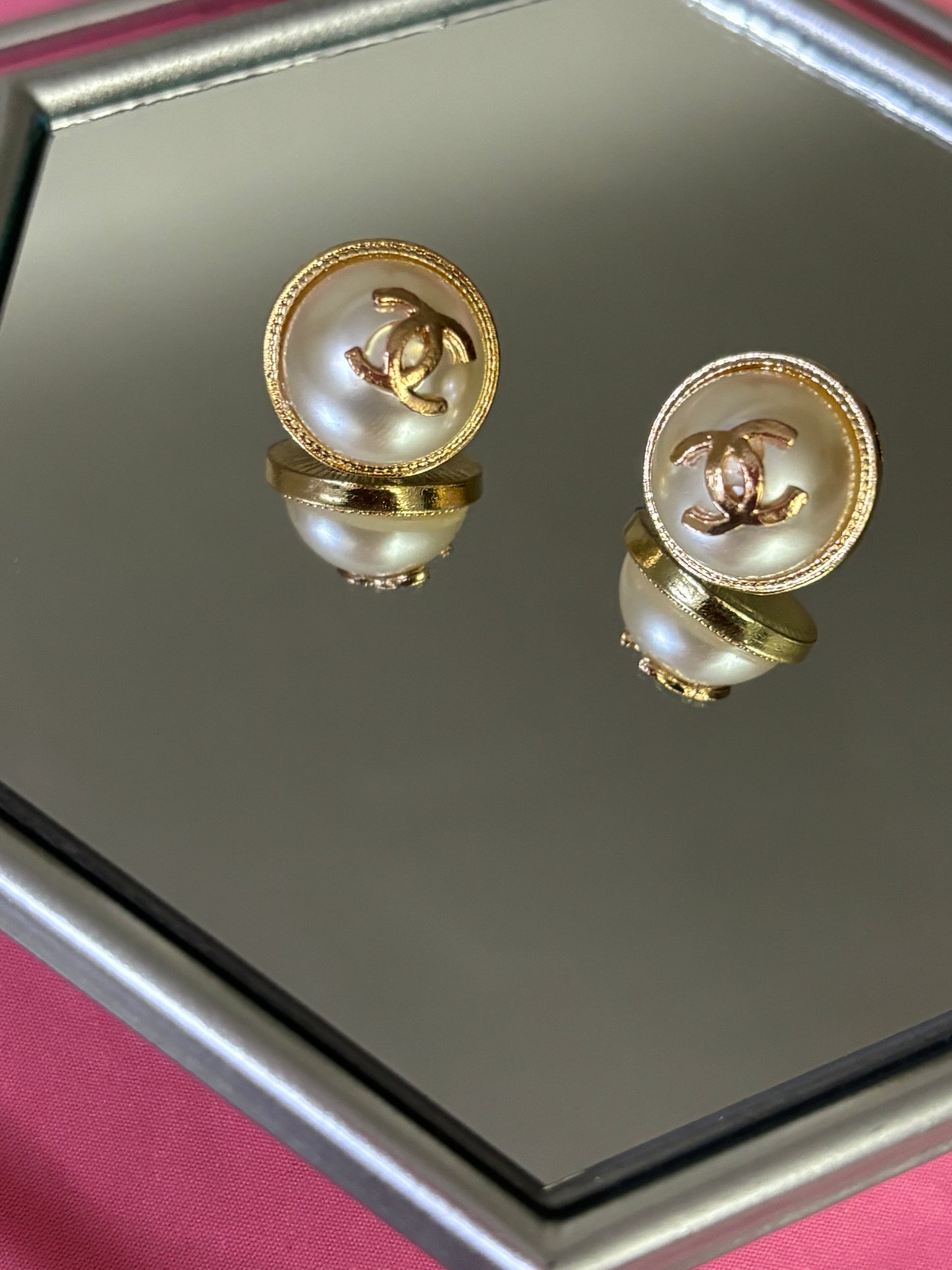 Gold Cc circle pearl