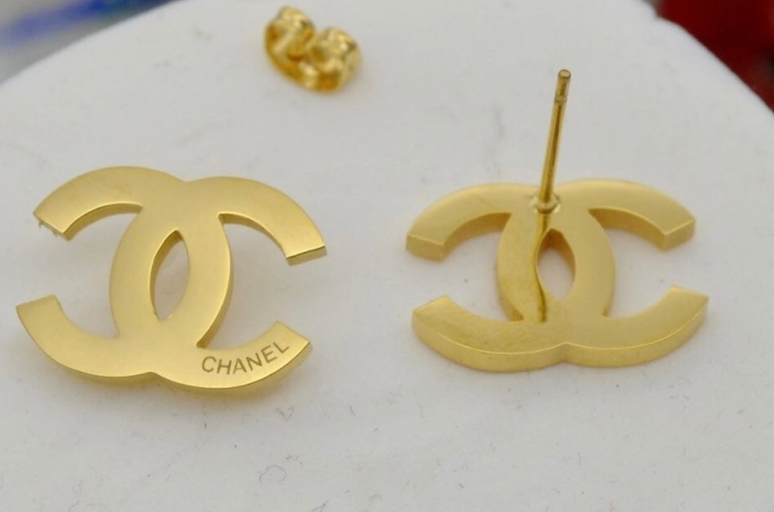 Chanel detailed gold earrings