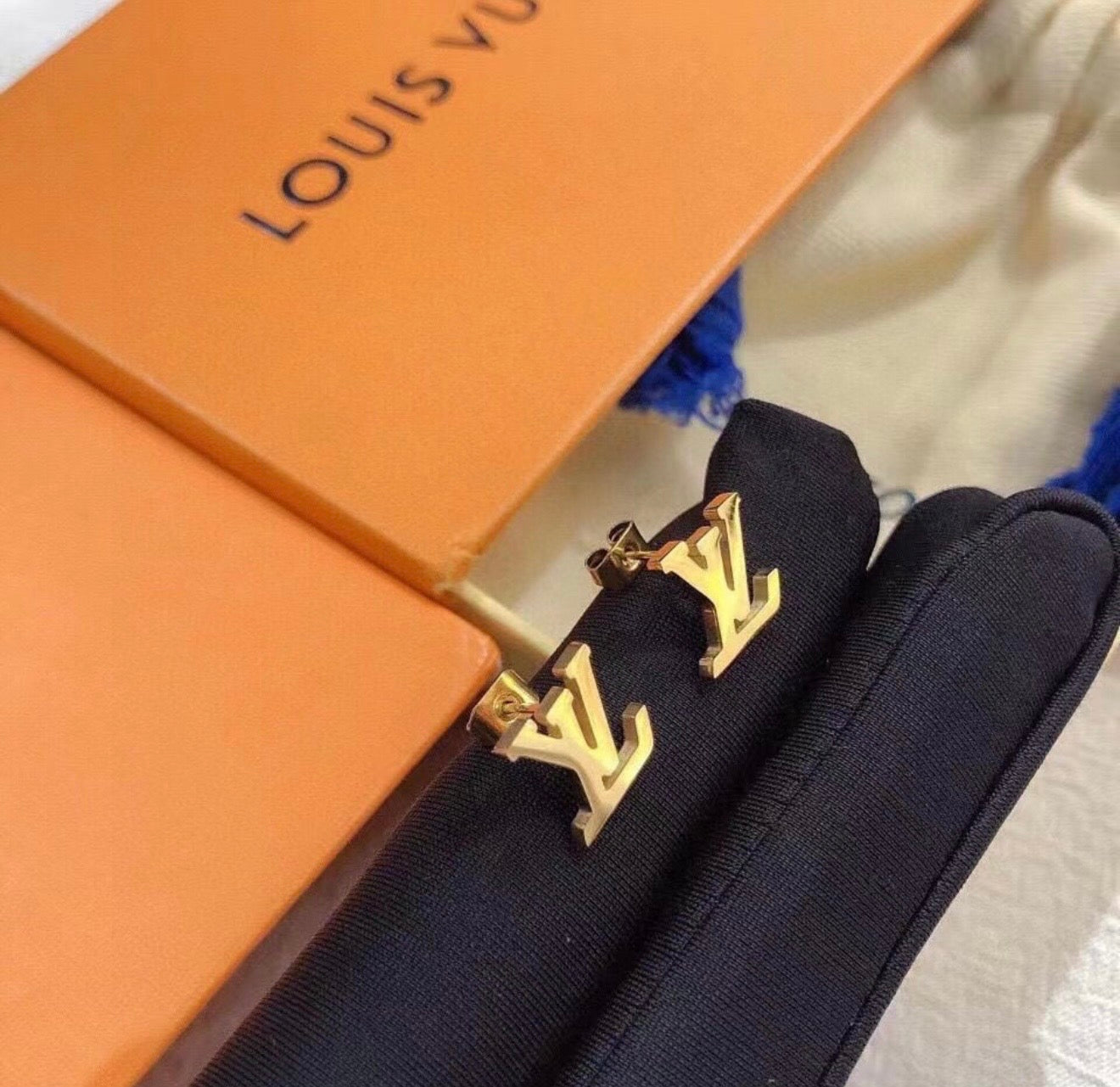 Des simple gold lv earrings