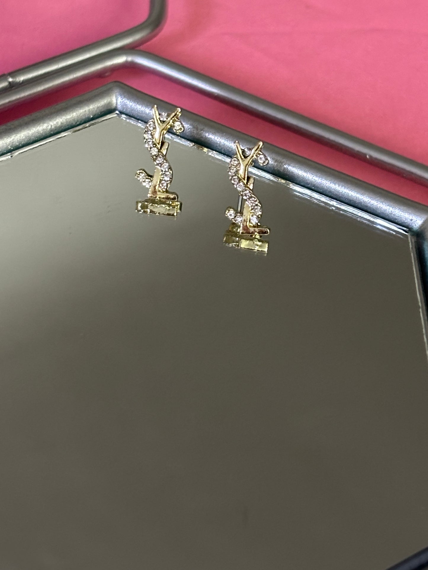 Mini Ys gold earrings