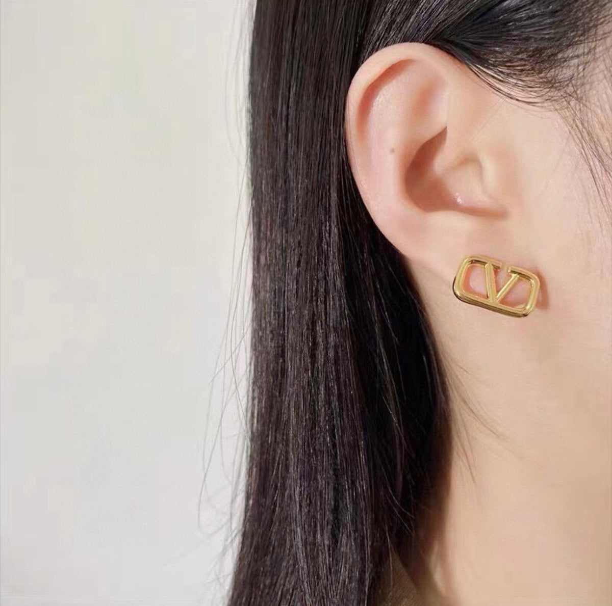 Simple gold valen earrings