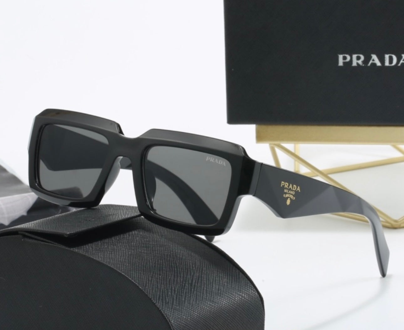 Prada med sunglasses