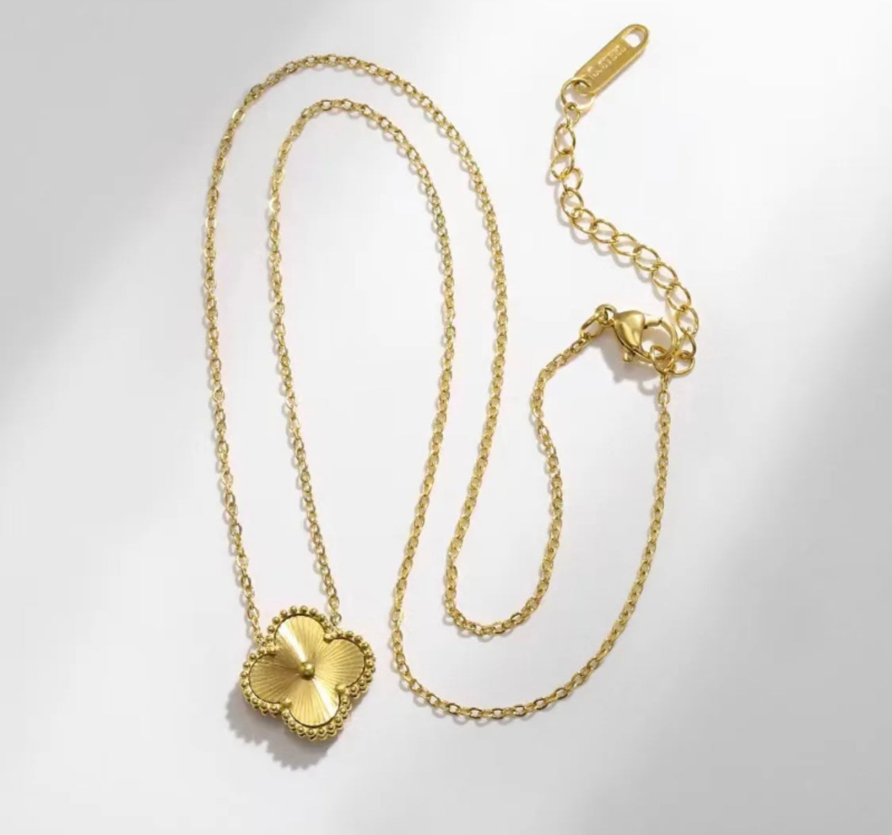 Trendy gold clover necklace