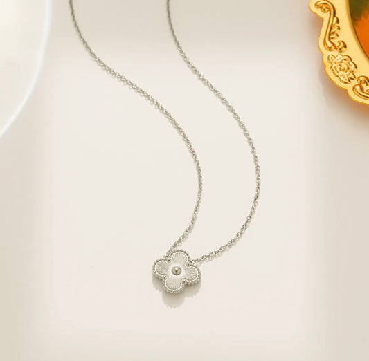 Trendy silver clover necklace