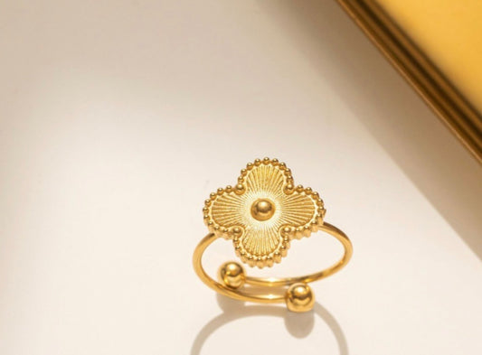 Gold clover ring